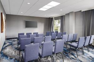 ボカラトンにあるFairfield Inn & Suites Boca Ratonの青い椅子と薄型テレビのある会議室 +40枚の写真