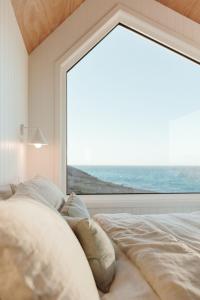 Postel nebo postele na pokoji v ubytování Off-grid Tiny House by the Sea