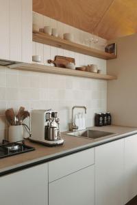 Kuchyň nebo kuchyňský kout v ubytování Off-grid Tiny House by the Sea