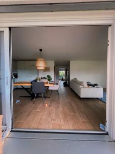 una sala de estar con una mesa y un sofá en Comfort Zone, en Lenzburg