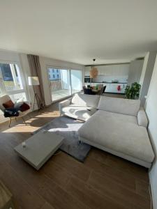 una sala de estar con un sofá y una mesa en Comfort Zone, en Lenzburg