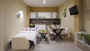 Телевизор и/или развлекательный центр в Студио Young Gogh комплекс Неро