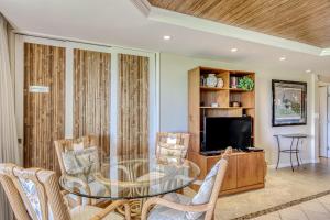 TV a/nebo společenská místnost v ubytování Maui Eldorado Resort A100