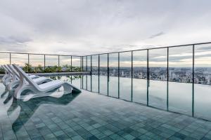 Una vista desde el borde de un edificio con piscina en ID Vida Urbana - Equilíbrio perfeito entre praticidade, conforto e localização privilegiada - Setor Oeste, en Goiânia