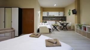 Кровать или кровати в номере Студио Young Gogh комплекс Неро