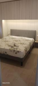 un letto con una coperta sopra di Cappuccini room's a Caltagirone