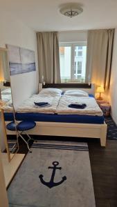グラール・ミューリッツにあるOstseeeuleのベッドルーム1室(アンカー付きのベッド1台付)