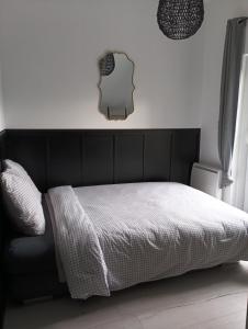 Ένα ή περισσότερα κρεβάτια σε δωμάτιο στο Au 112, maison d'hôtes meublée