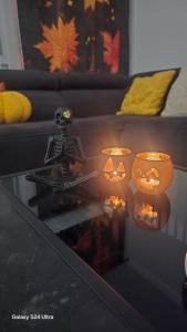 Ein Glastisch mit Kerzen auf einem Sofa in der Unterkunft Apartament Ustrzyki Dolne "Dark-Wolf" in Ustrzyki Dolne