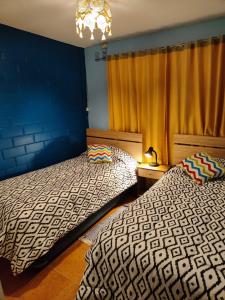 two beds sitting next to each other in a bedroom at Departamento 4 prs San pedro de la paz in San Pedro de la Paz