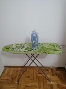 een groene tafel met daarop een ventilator bij Apartman Smilic Lukovska banja in Lukovo