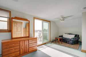 Steps to Nantasket Beach Waterfront Gem with Patio! في Nantasket Beach: غرفة معيشة مع خزانة ملابس ومرآة