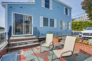 Steps to Nantasket Beach Waterfront Gem with Patio! في Nantasket Beach: بيت أزرق به ثلاثة كراسي على الفناء