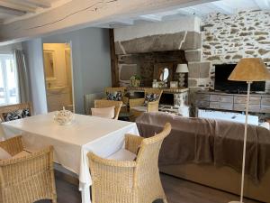 a dining room with a table and chairs at Jolie maison à mesquer in Mesquer +9 photos