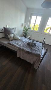 ein Schlafzimmer mit einem Bett, auf dem ein Stofftier liegt in der Unterkunft 3-Raum-Wohnung beim Luther in Chemnitz