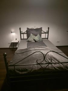 Ein Bett oder Betten in einem Zimmer der Unterkunft 3-Raum-Wohnung beim Luther