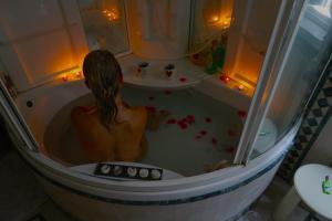 a man in a bath tub with at All'ingresso delle antiche mura della città in San Marino