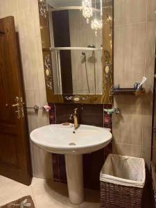 Koupelna v ubytování Sunny & Spacious room close to the Airport! + 9 fotografií