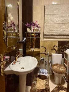 Koupelna v ubytování Sunny & Spacious room close to the Airport!