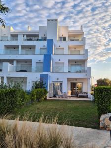 ein weißes Gebäude mit einem Hof davor in der Unterkunft Hilly's Place in Roldán