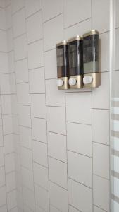 ein weiß gefliestes Badezimmer mit weißen U-Bahn-Fliesen in der Unterkunft Togather Time,5 minutes to HYW 401 in Oshawa + 15 Fotos