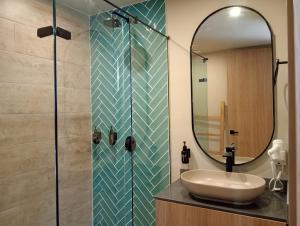 une salle de bain avec un lavabo et un miroir dans l'établissement Hotel Rulay Medellin, à Medellín 94 autres photos