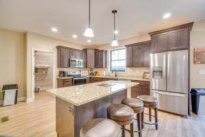 Kuchyň nebo kuchyňský kout v ubytování Dollys Vacation Cabin with Pool, Arcade, Gym