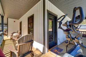 Fitness centrum a/nebo fitness zařízení v ubytování Dollys Vacation Cabin with Pool, Arcade, Gym