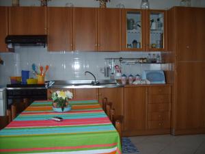 リポストにあるCasa Vacanze Trinacriaのキッチン(カラフルなテーブルクロス付きのテーブル付)