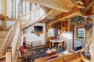 FlorissantにあるTimberframe Treehouseのリビングルーム(ログキャビン内の階段付)