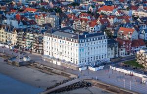 an aerial view of a large white building in a city at Vue Mer Panoramique - Appartement d'Exception in Wimereux