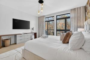 Ένα ή περισσότερα κρεβάτια σε δωμάτιο στο Polaris Verbier Mont-Tremblant Luxury Condo