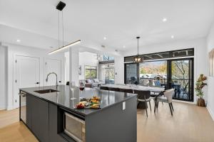 Η κουζίνα ή μικρή κουζίνα στο Polaris Verbier Mont-Tremblant Luxury Condo