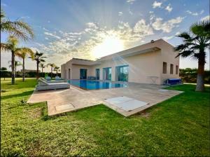 Bazén v ubytování Villa Dar E'Zwinna nebo v jeho okolí