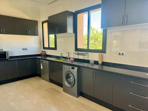 Kuchyň nebo kuchyňský kout v ubytování Villa Dar E'Zwinna