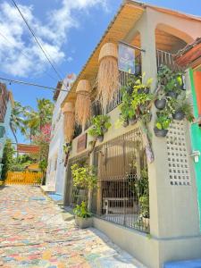 ピパにあるMatteo & Matteo Hostel Boutiqueの鉢植えの建物