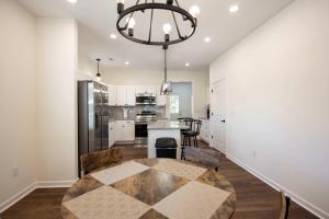 Kuchyň nebo kuchyňský kout v ubytování 4 Min to Downtown - En-Suite Bath - Washer and Dryer