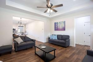 Posezení v ubytování 4 Min to Downtown - En-Suite Bath - Washer and Dryer