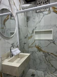 ein Badezimmer mit Waschbecken und Spiegel in der Unterkunft Suite Tarituba 1 in Paraty