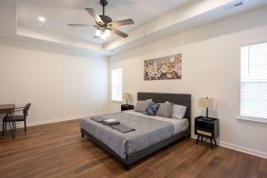 Postel nebo postele na pokoji v ubytování 4 Min to Downtown - En-Suite Bath - Washer and Dryer