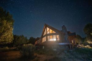 オーダービルにあるClose to Zion Panaramic views Pet Friendlyの灯りの家