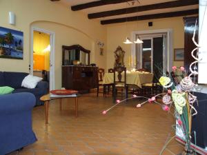 ein Wohnzimmer mit einem Sofa und einem Tisch in der Unterkunft Bed and Breakfast Adelberga in Salerno