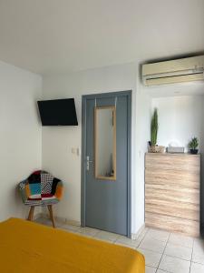 Μια τηλεόραση ή/και κέντρο ψυχαγωγίας στο Le Voyage est le Rêve de MARY La Baie Tartane