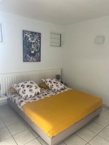 Ένα ή περισσότερα κρεβάτια σε δωμάτιο στο Le Voyage est le Rêve de MARY La Baie Tartane +11 φωτογραφίες