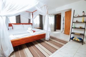 Stylish Studio, Pool and Walk to Beach في واتامو: غرفة نوم بسرير مع مظلة +11 صورة