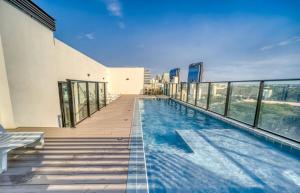 a swimming pool on the side of a building at Firenze 5G - Vivelite in Caña de Castilla