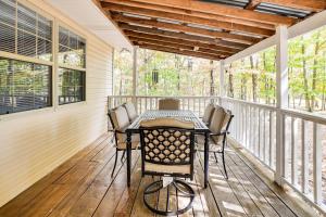 Balkón nebo terasa v ubytování Families Welcome! Home with Fire Pit in Soddy-Daisy