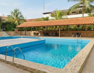 普卡尔帕普卡尔帕东方太阳酒店的一个带凉亭的度假村内的游泳池