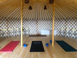 a room with mats on the floor of a yurt at Agriturismo Montesalce in Gubbio