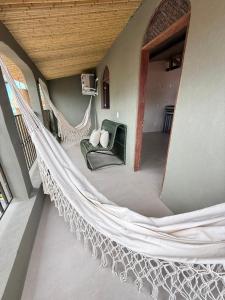 ピパにあるMatteo & Matteo Hostel Boutiqueの家の中のハンモック付きポーチ